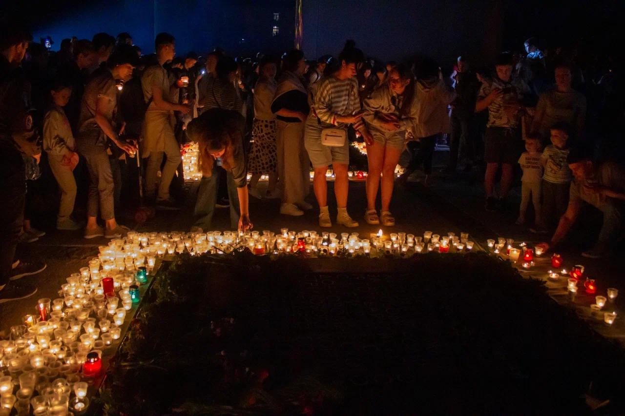 Фото В Новосибирске на Монументе Славы зажгли 1418 свечей в память о погибших воинах 3