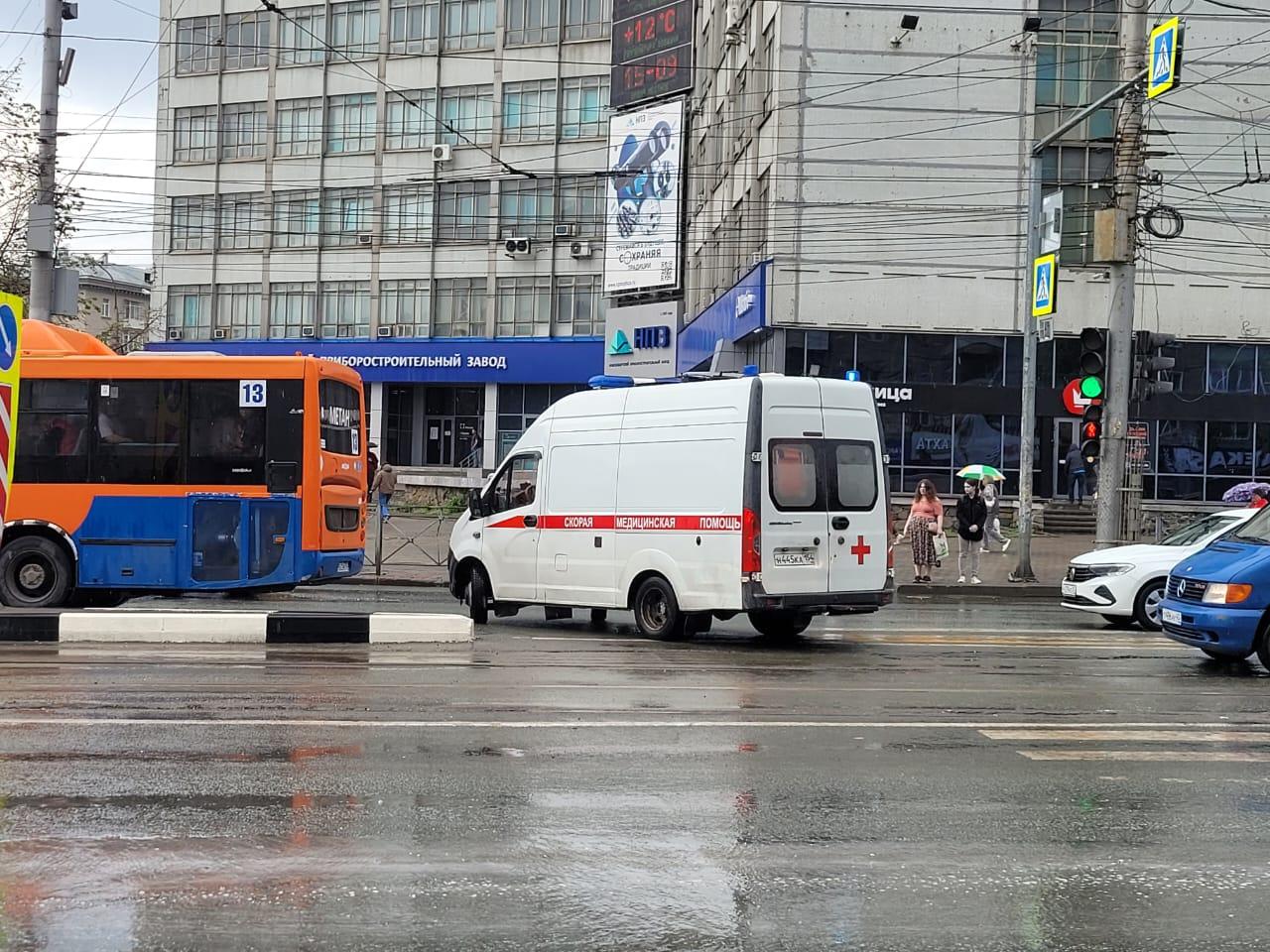 Фото В Новосибирске машину скорой помощи не хотели пропускать на площади Калинина 2