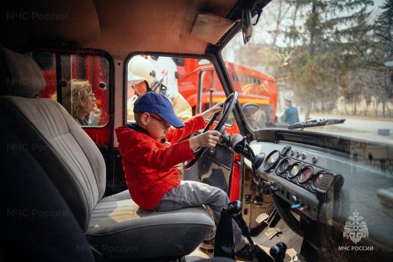 Фото Под Новосибирском пожарные исполнили мечту ребёнка с онкологией 3