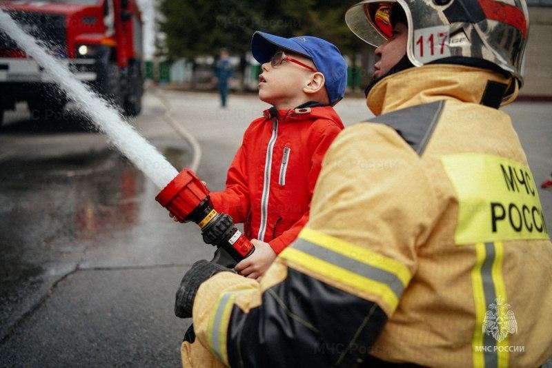 Фото Под Новосибирском пожарные исполнили мечту ребёнка с онкологией 2