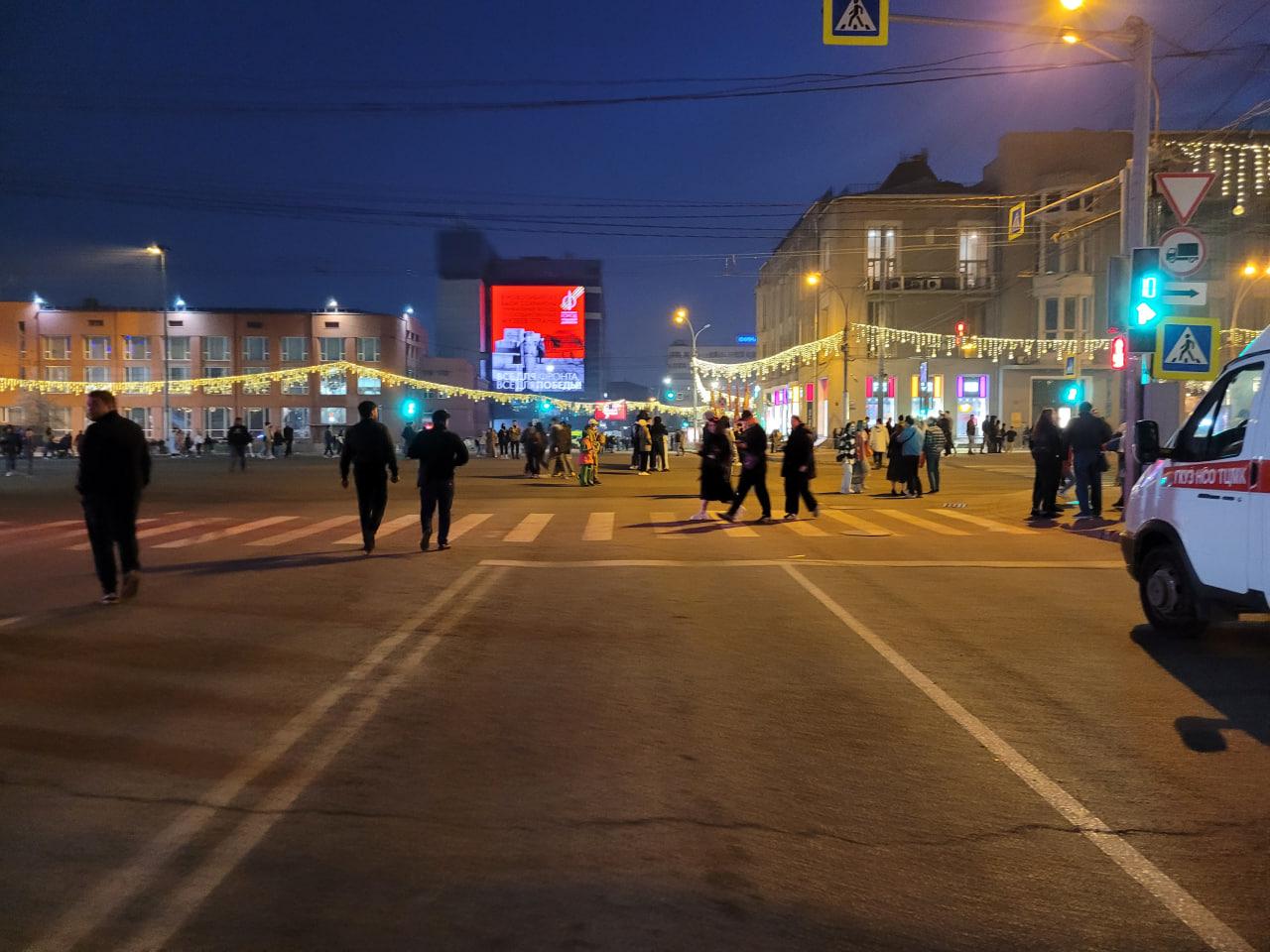 Фото В Новосибирске полицейские живой цепью прошли по площади Ленина после салюта 9 мая 2