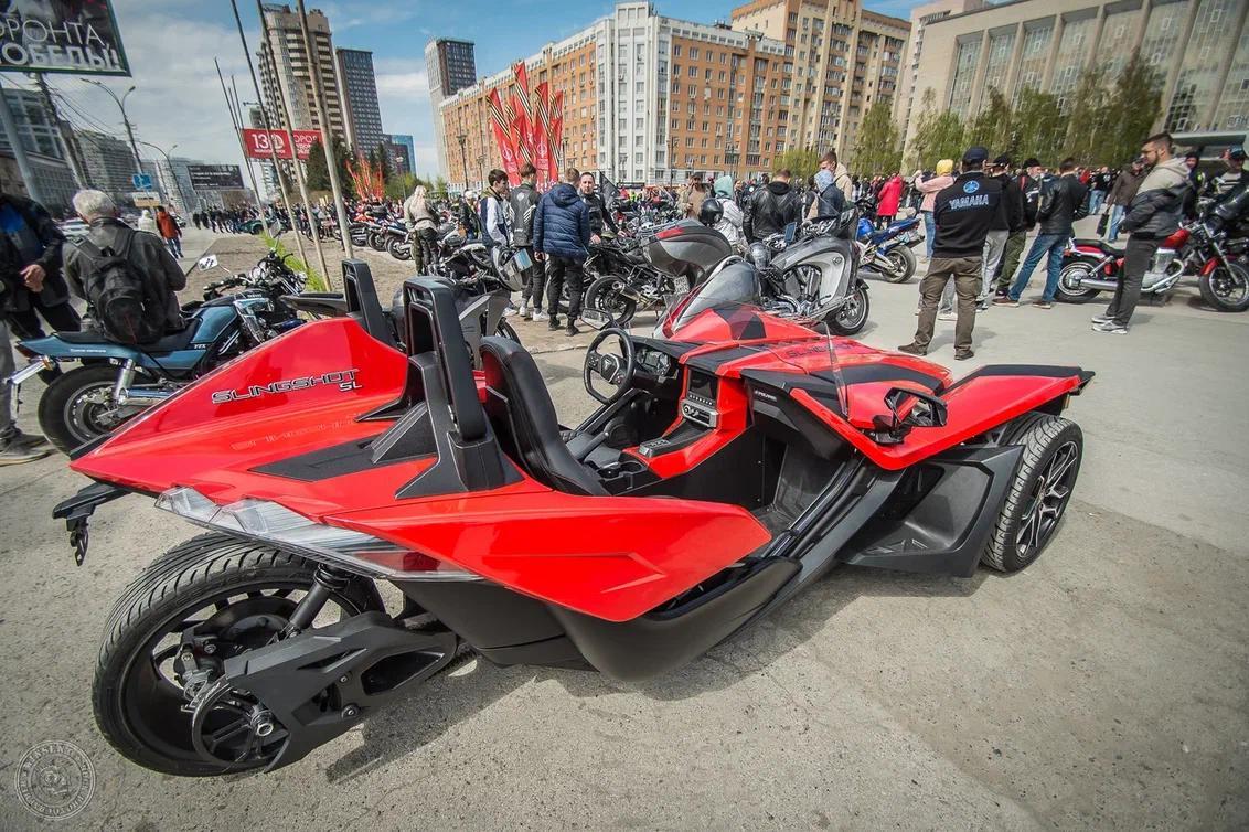 Фото Житель Новосибирска рассказал о красном трицикле Polaris Slingshot за 7 млн рублей 2