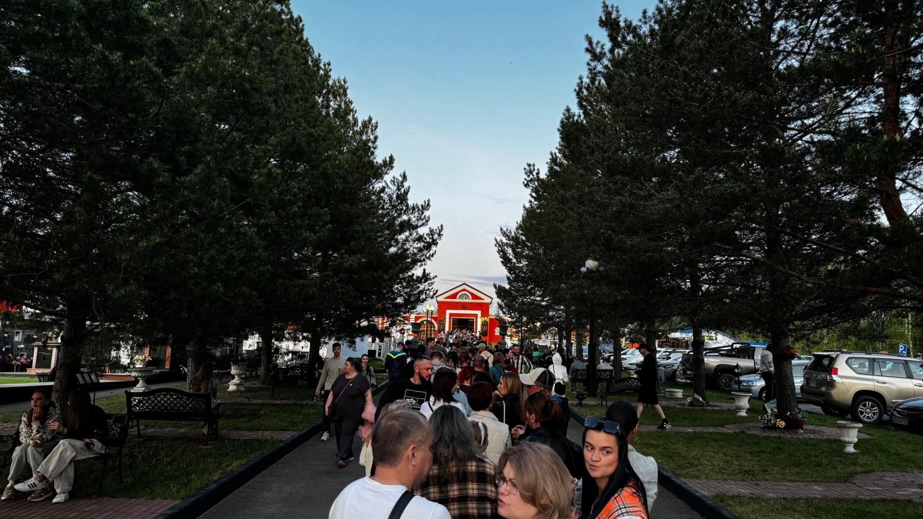 Фото Прогулка по крематорию, сверкающие ретро-авто и самовар с баранками: сотни жителей Новосибирска присоединились к «Ночи музеев» 13