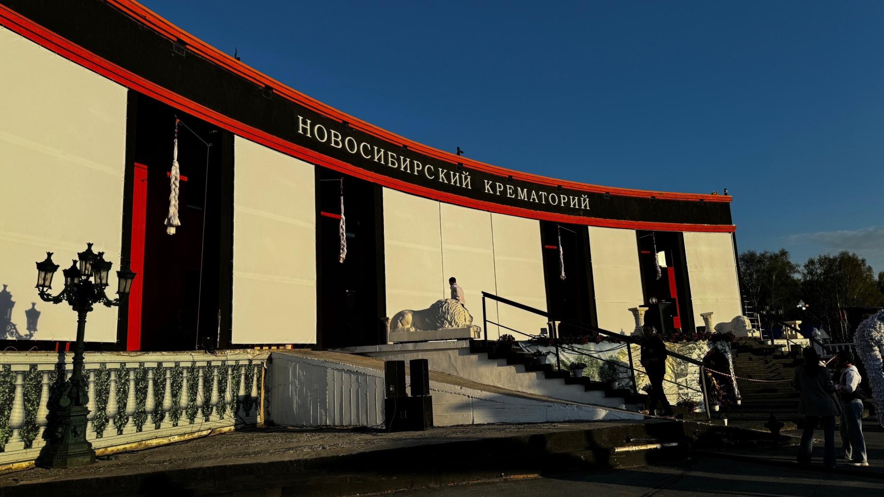 Фото Прогулка по крематорию, сверкающие ретро-авто и самовар с баранками: сотни жителей Новосибирска присоединились к «Ночи музеев» 3
