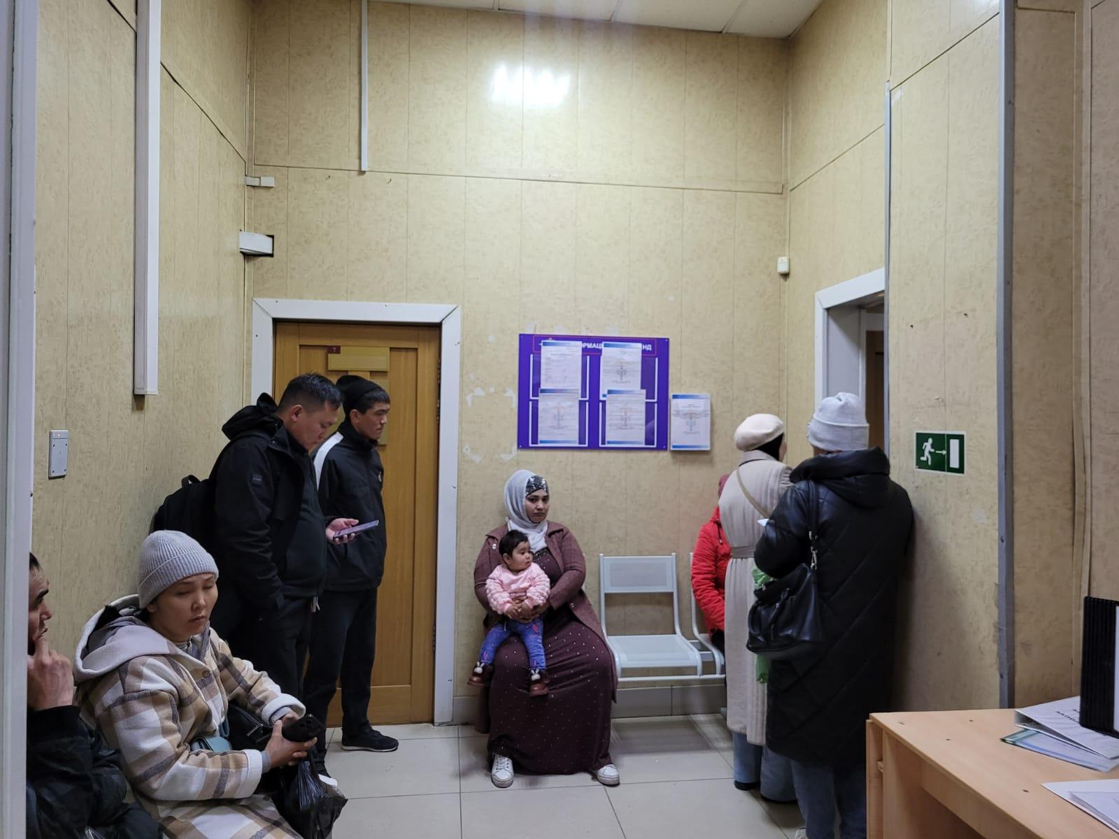 Фото «Тут и драки бывают»: в новосибирских отделах миграции выстраиваются большие очереди 3