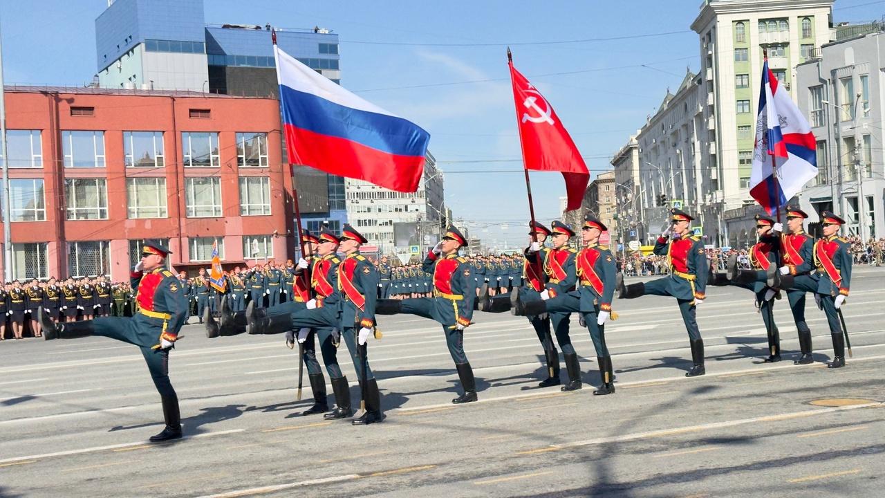 Фото В Новосибирске начался торжественный парад на День Победы. Фоторепортаж 17