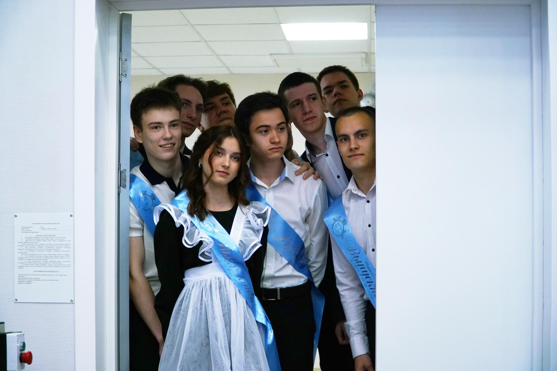 Фото Школьники Новосибирска продолжают отмечать последние звонки 15