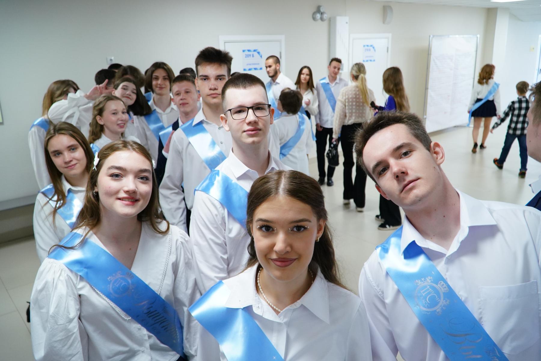 Фото Школьники Новосибирска продолжают отмечать последние звонки 14