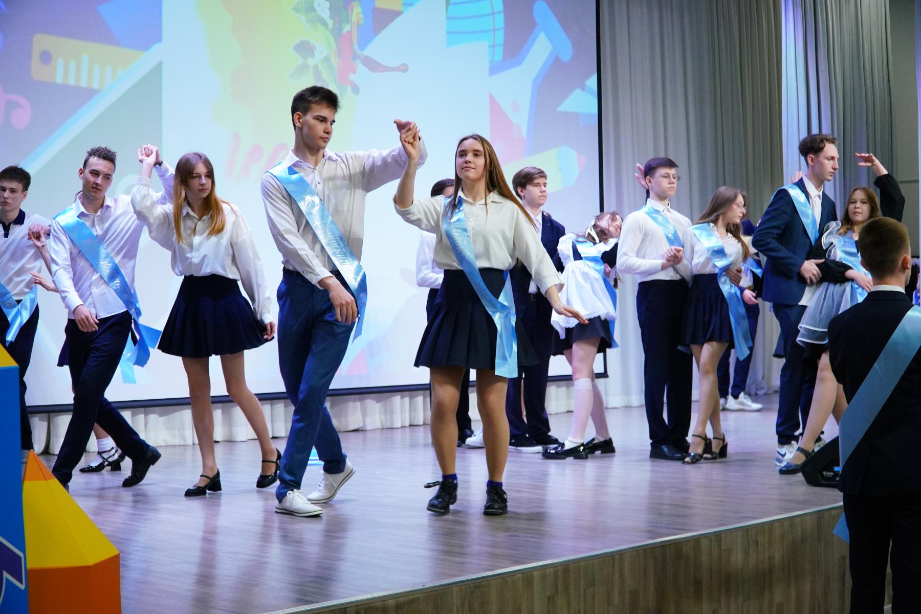 Фото Школьники Новосибирска продолжают отмечать последние звонки 5