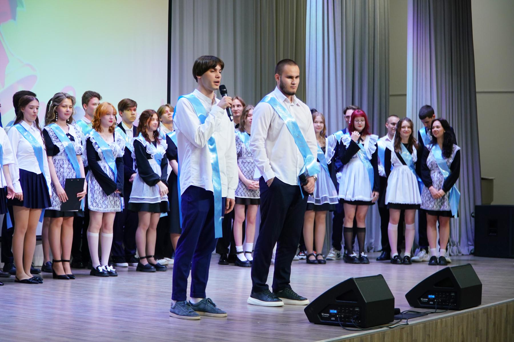 Фото Школьники Новосибирска продолжают отмечать последние звонки 9