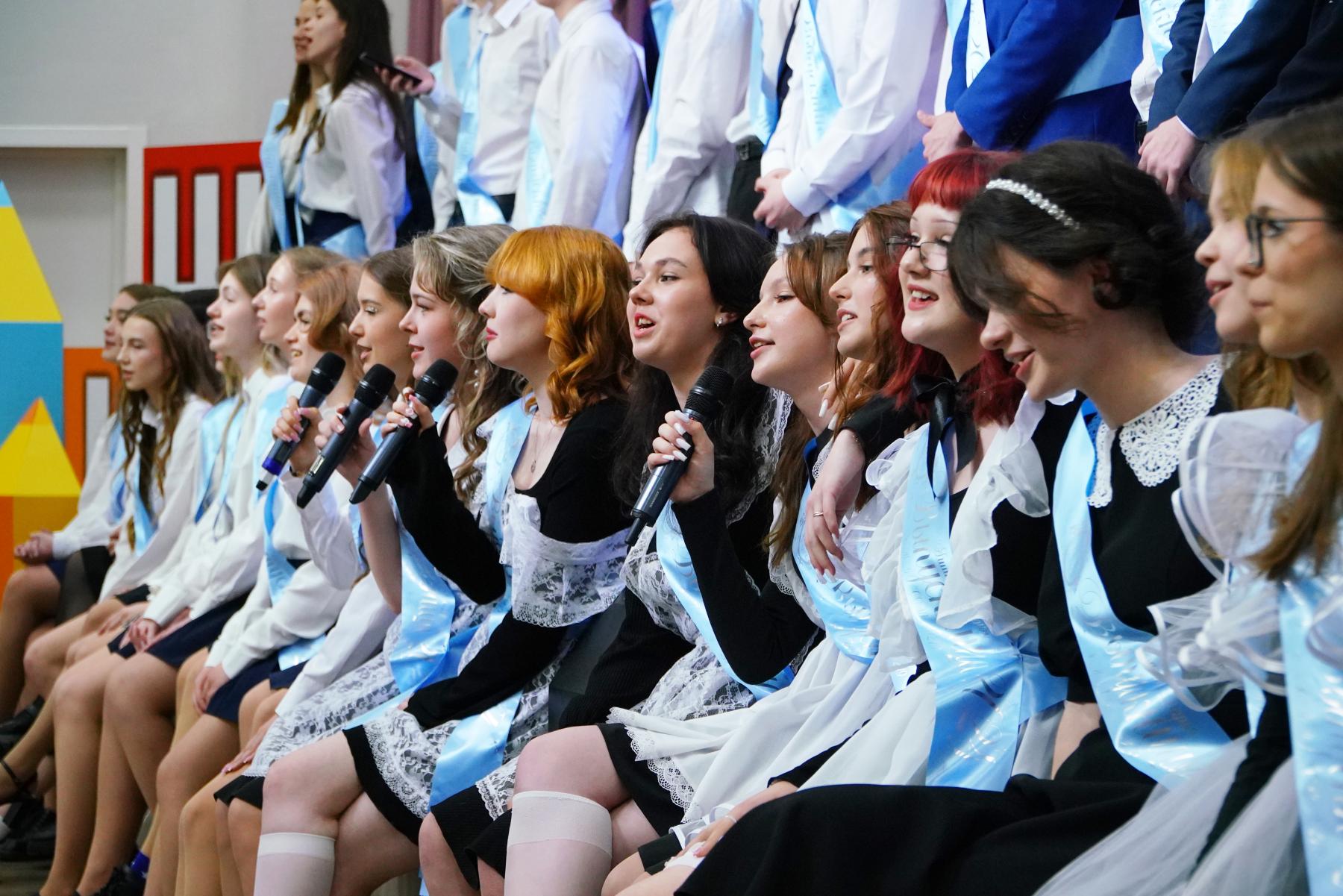Фото Школьники Новосибирска продолжают отмечать последние звонки 12