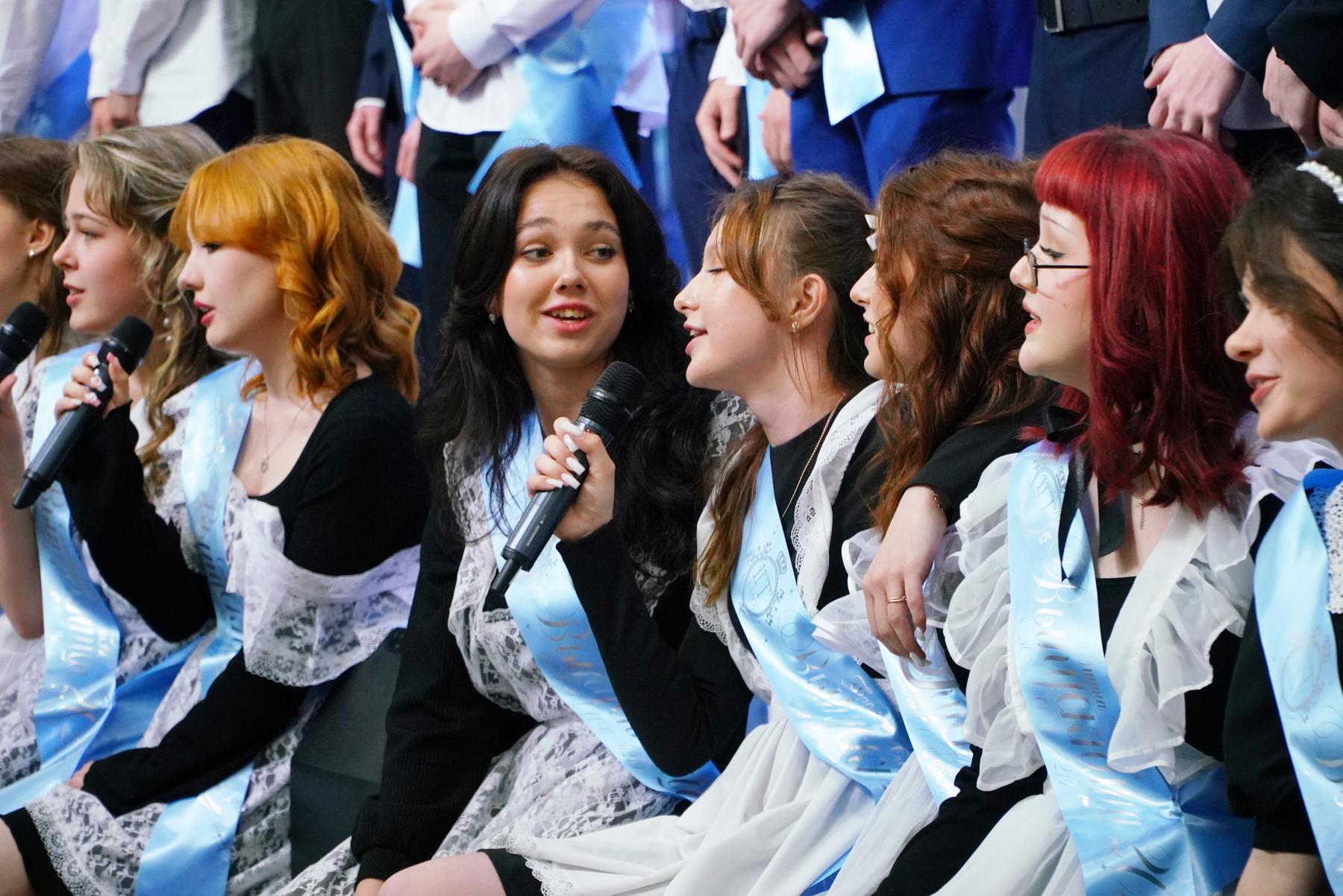 Фото Школьники Новосибирска продолжают отмечать последние звонки 13