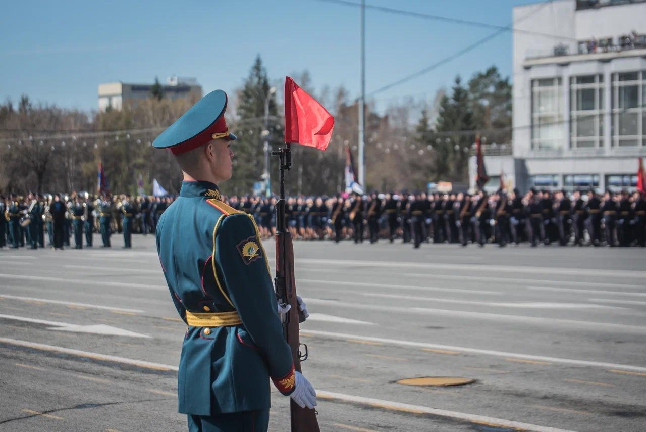 Фото В Новосибирске прошел торжественный парад в День Победы. Фоторепортаж 5