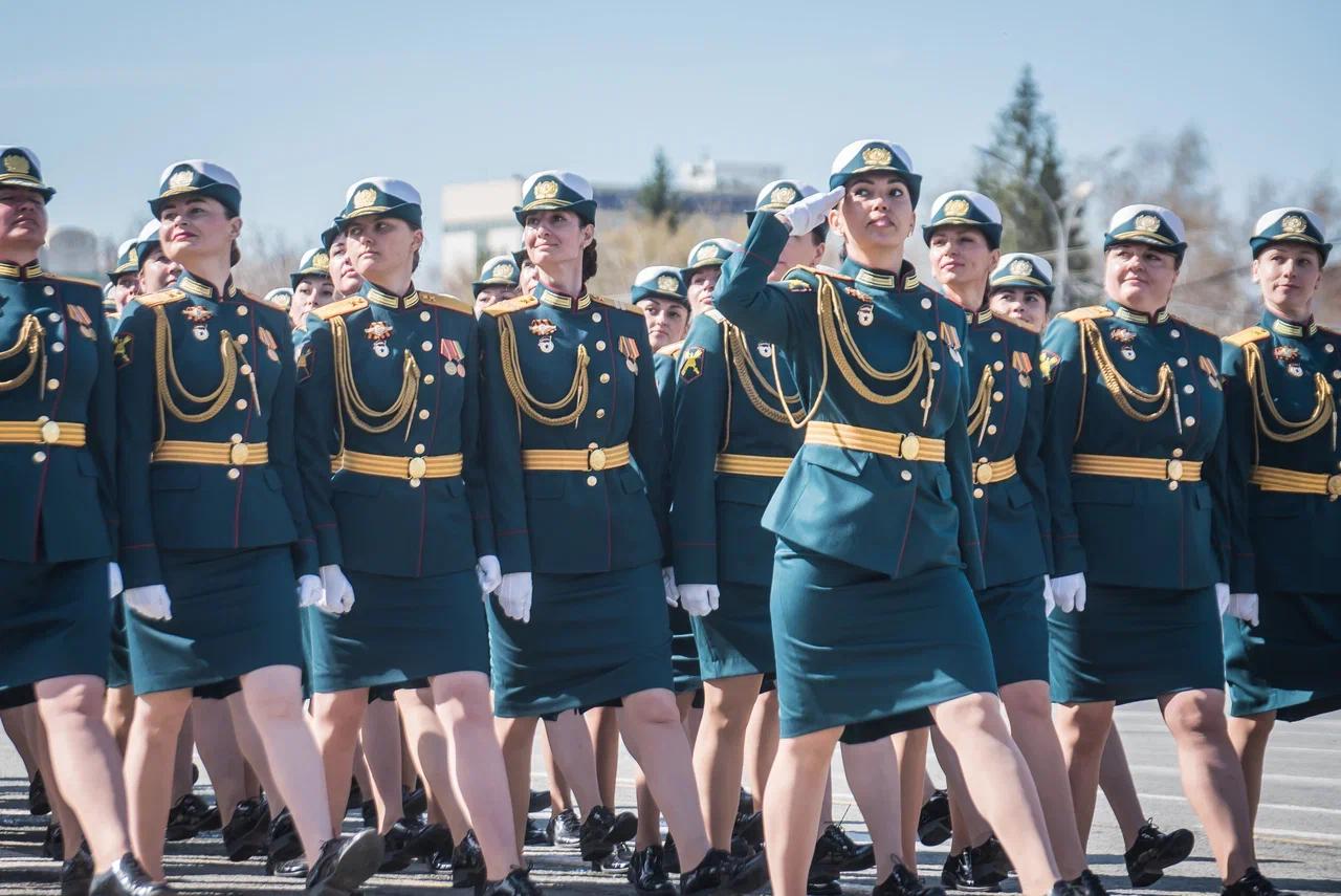 Фото В Новосибирске прошел торжественный парад в День Победы. Фоторепортаж 6