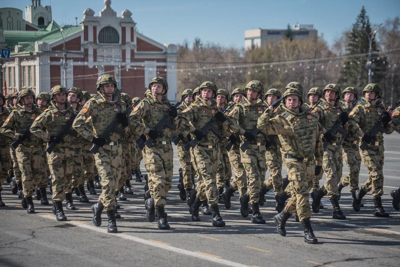 Фото В Новосибирске прошел торжественный парад в День Победы. Фоторепортаж 8