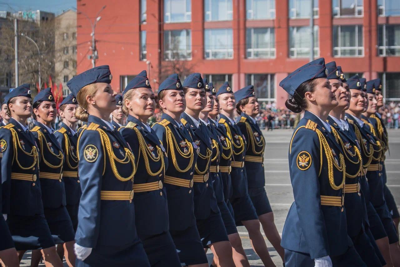 Фото В Новосибирске прошел торжественный парад в День Победы. Фоторепортаж 9