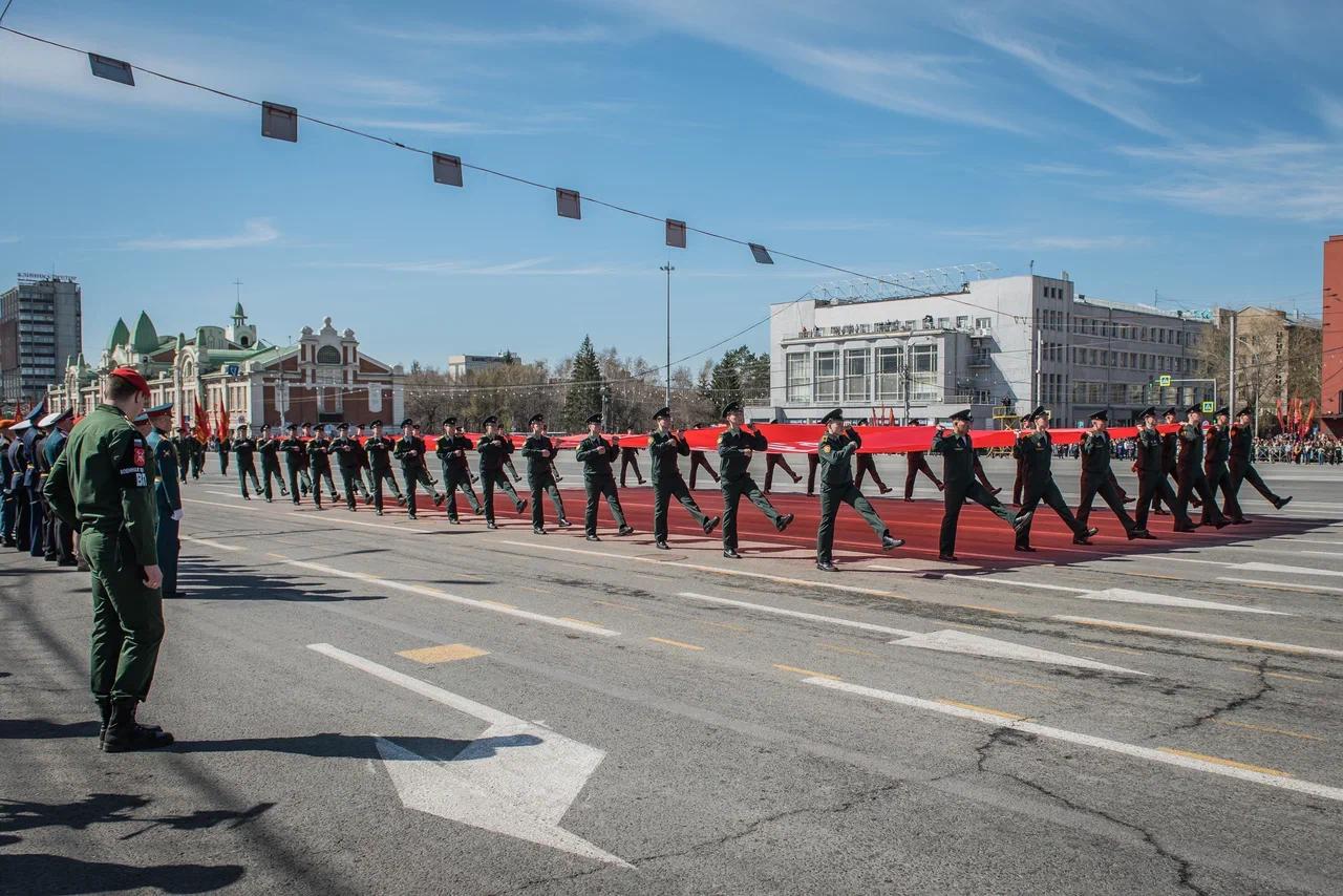 Фото В Новосибирске прошел торжественный парад в День Победы. Фоторепортаж 11