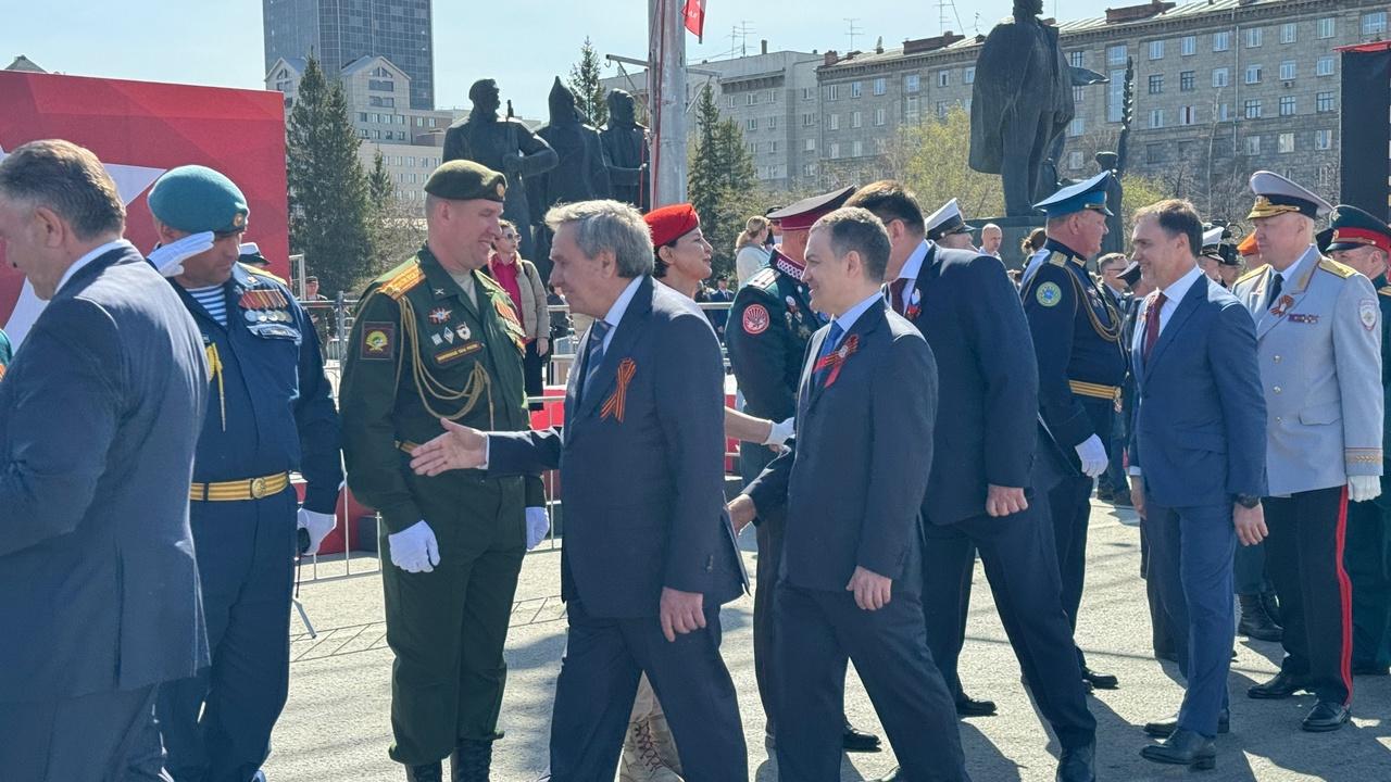 Фото В Новосибирске начался торжественный парад на День Победы. Фоторепортаж 5