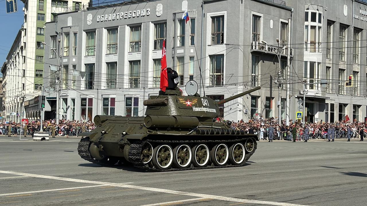 Фото В Новосибирске начался торжественный парад на День Победы. Фоторепортаж 11