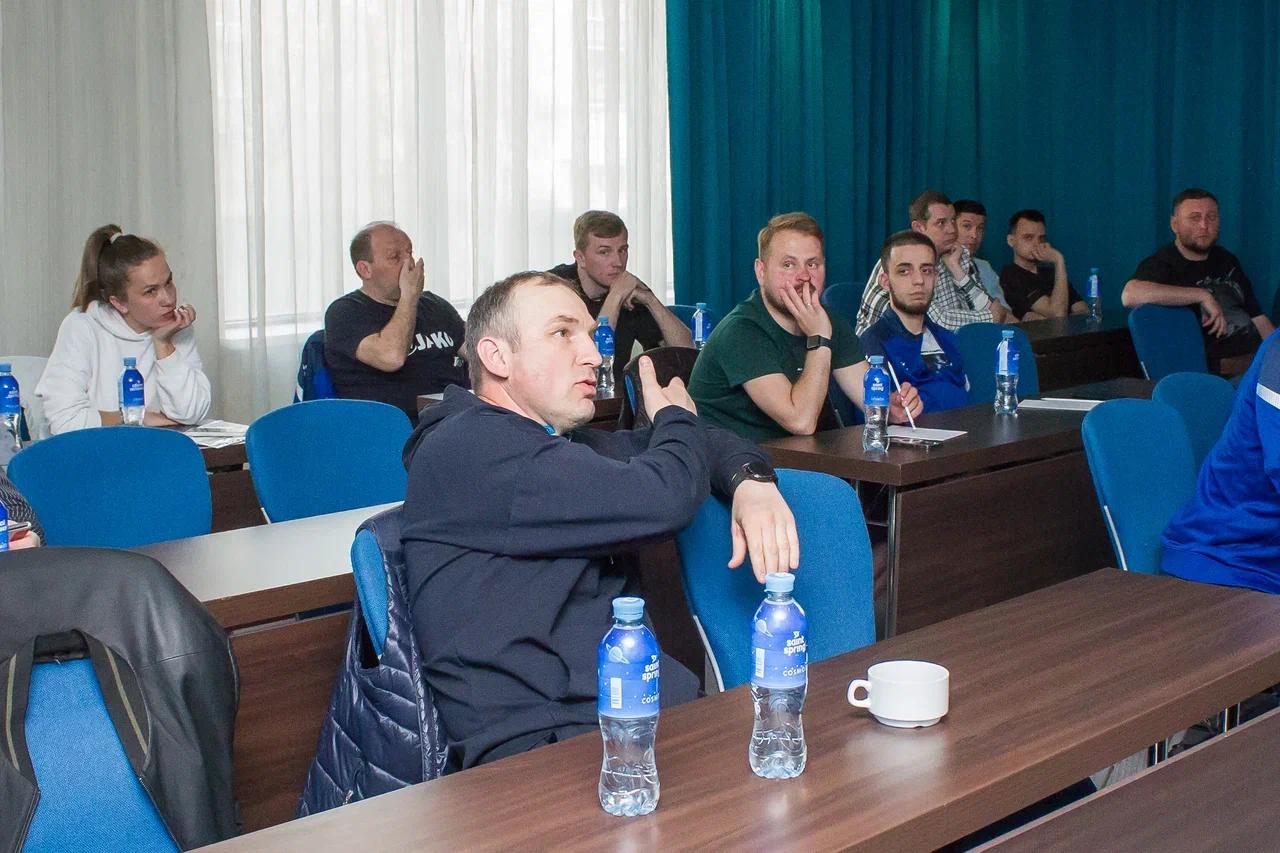 Фото Новые методики подготовки успешных футболистов обсудили тренеры сибирских команд в Новосибирске 2