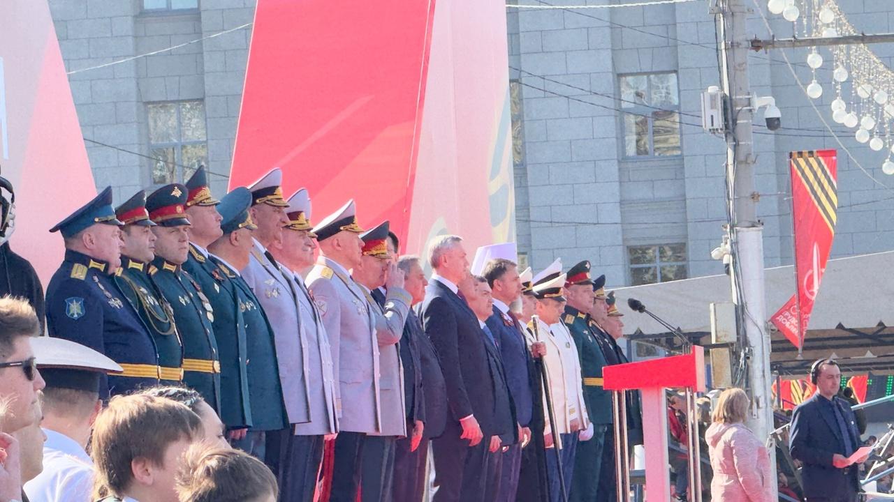 Фото В Новосибирске начался торжественный парад на День Победы. Фоторепортаж 21