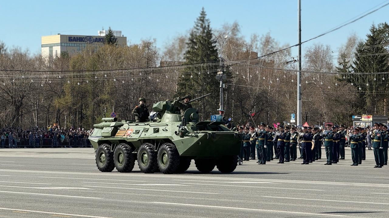 Фото В Новосибирске начался торжественный парад на День Победы. Фоторепортаж 7