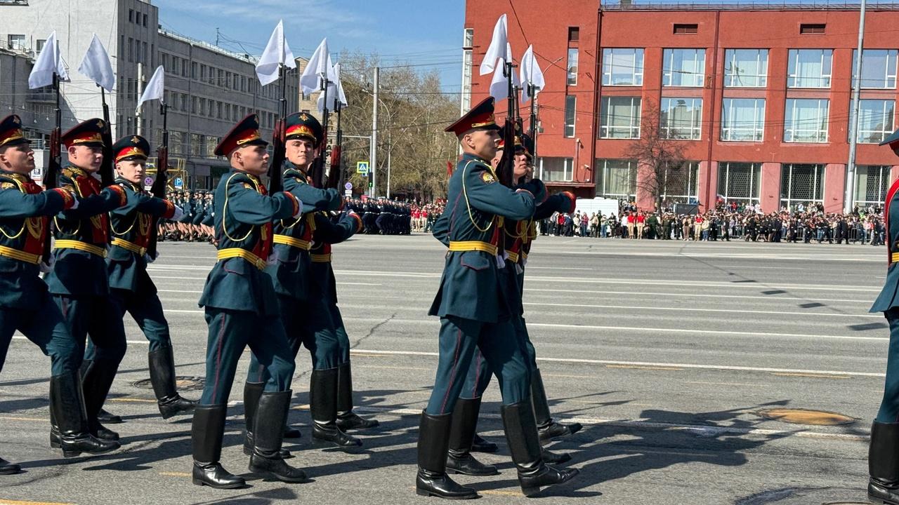 Фото В Новосибирске начался торжественный парад на День Победы. Фоторепортаж 16
