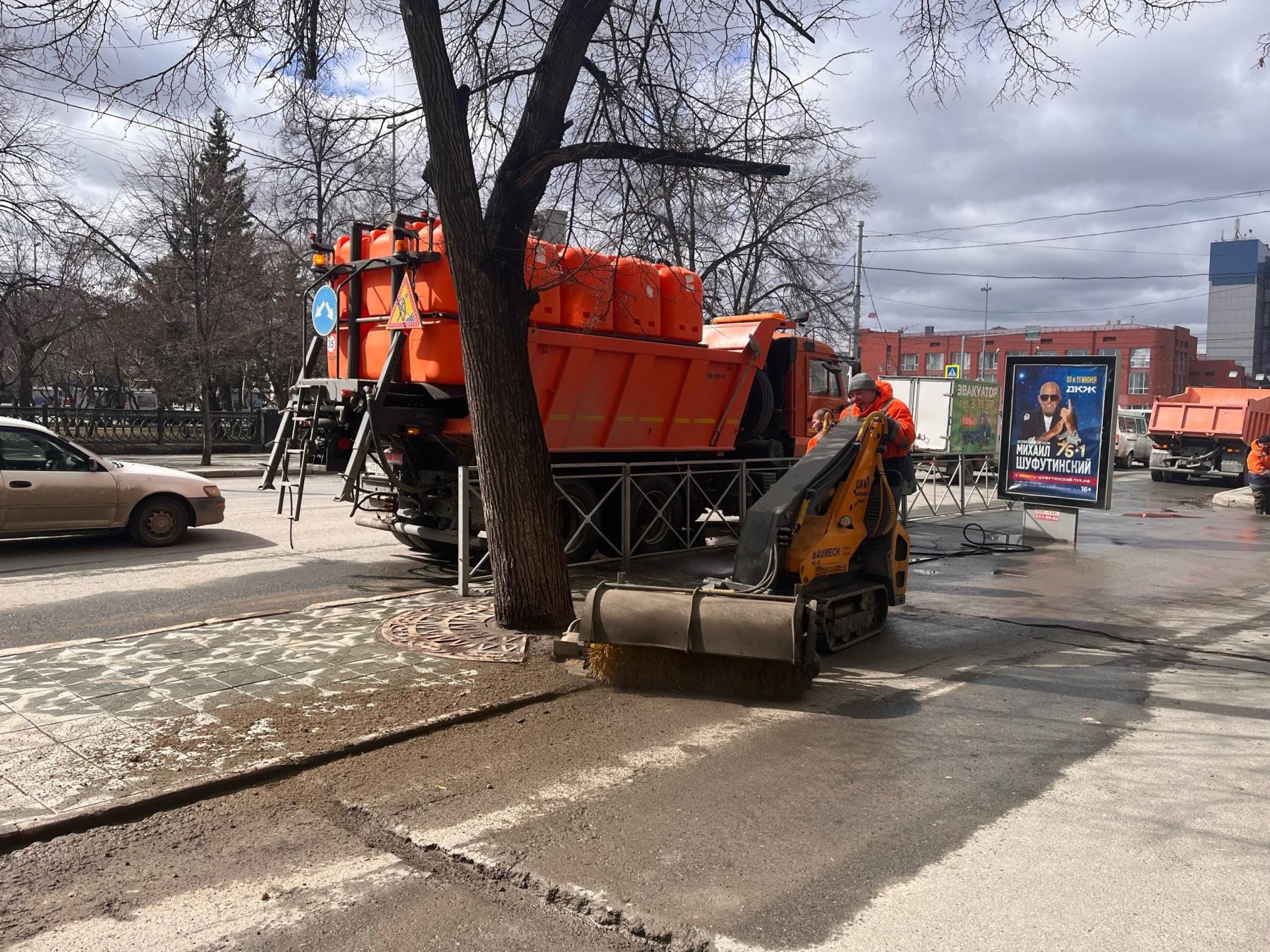 Фото В Новосибирске техника для летней уборки и мобильные бригады продолжают наведение порядка 2