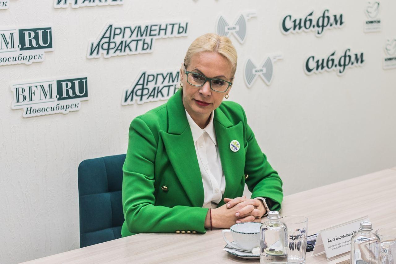 Фото Самая модная чиновница Новосибирска: 10 ярких нарядов вице-мэра в отставке Анны Терешковой 3