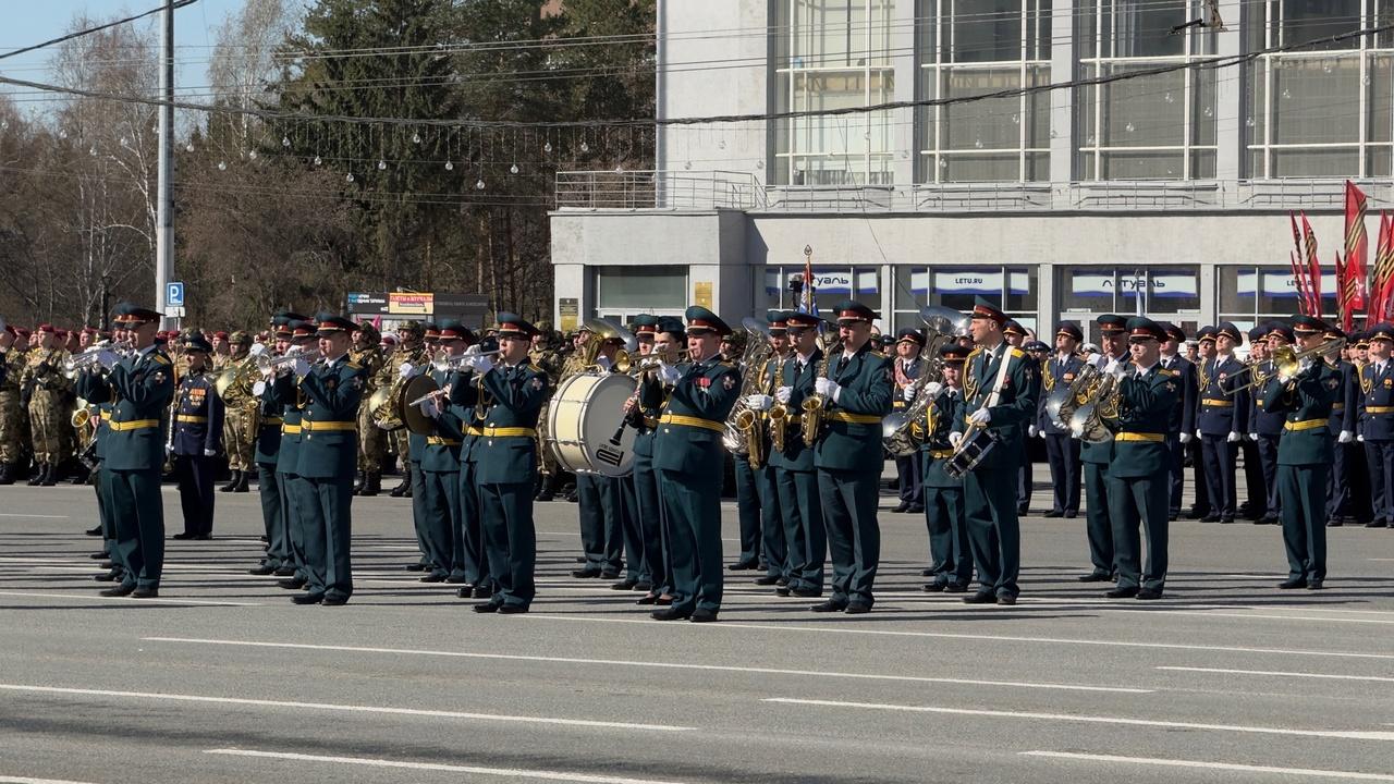 Фото В Новосибирске начался торжественный парад на День Победы. Фоторепортаж 18