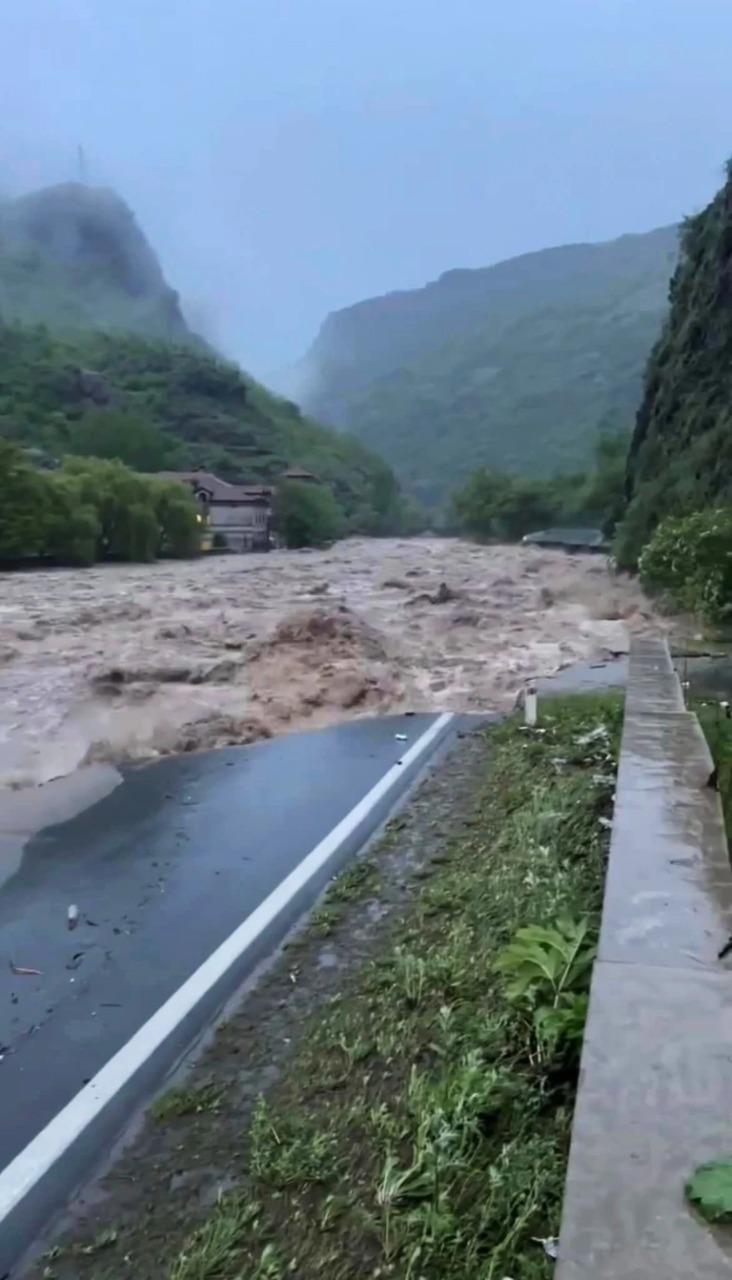 Фото Разрушенные дороги и мосты: к чему привело наводнение в Армении 4