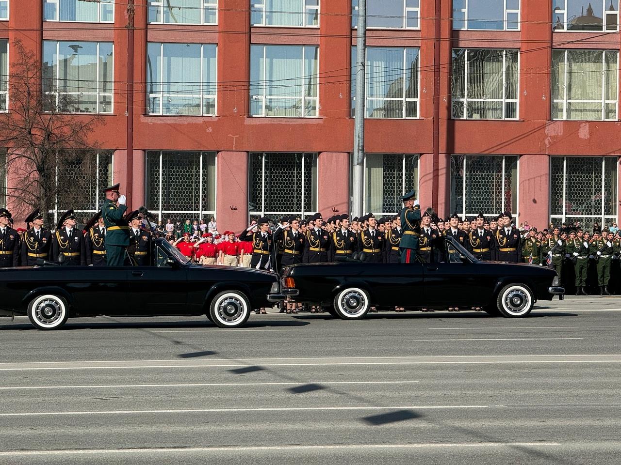 Фото В Новосибирске начался торжественный парад на День Победы. Фоторепортаж 19