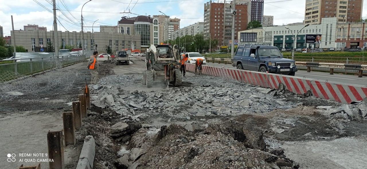 Фото На путепроводе через Ипподромскую магистраль на ул. Фрунзе обновят тротуар и дорогу 2