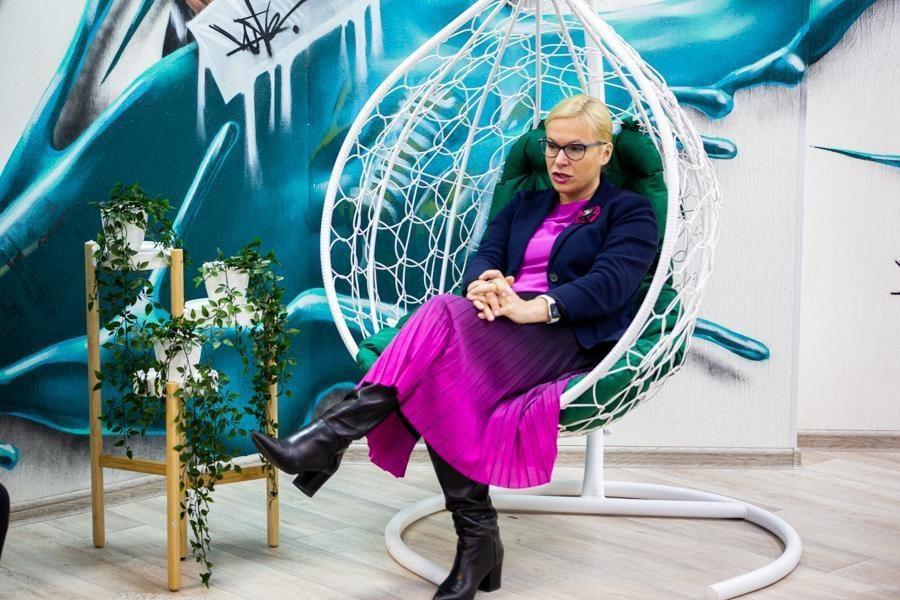 Фото Самая модная чиновница Новосибирска: 10 ярких нарядов вице-мэра в отставке Анны Терешковой 8