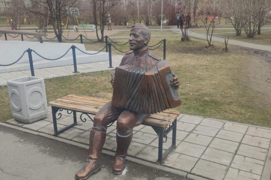 Фото В Новосибирске скульптуру Василия Тёркина вернули на лавочку в «Родниках» 2