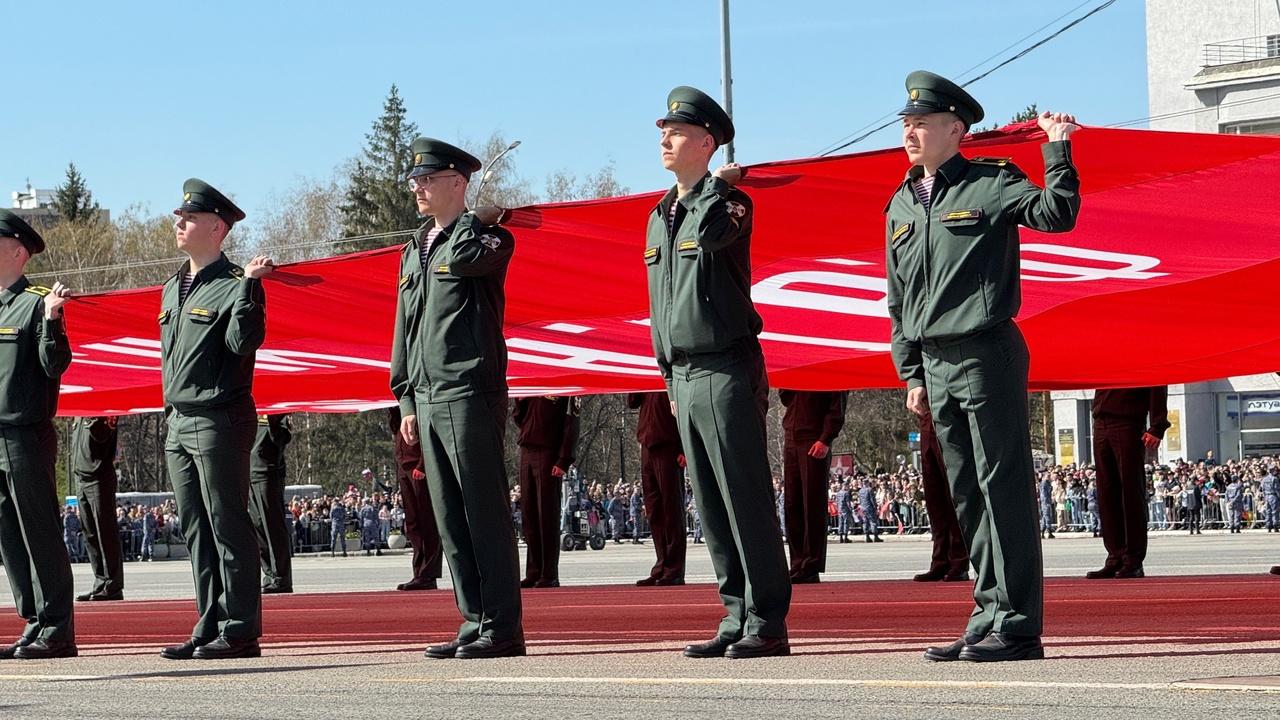 Фото В Новосибирске начался торжественный парад на День Победы. Фоторепортаж 2