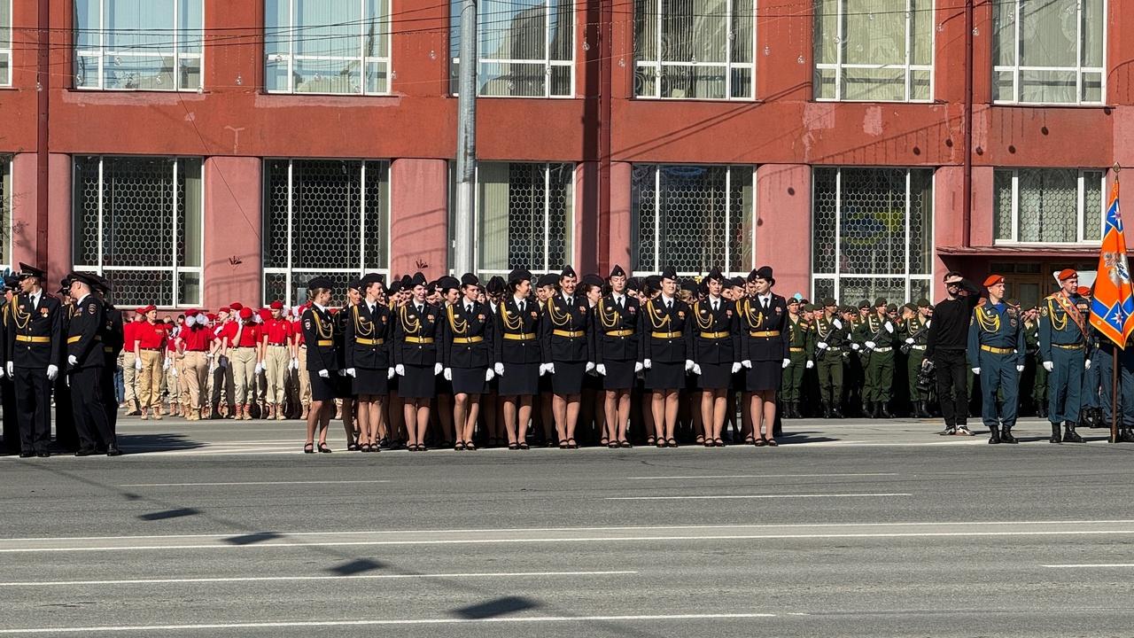 Фото В Новосибирске начался торжественный парад на День Победы. Фоторепортаж 23