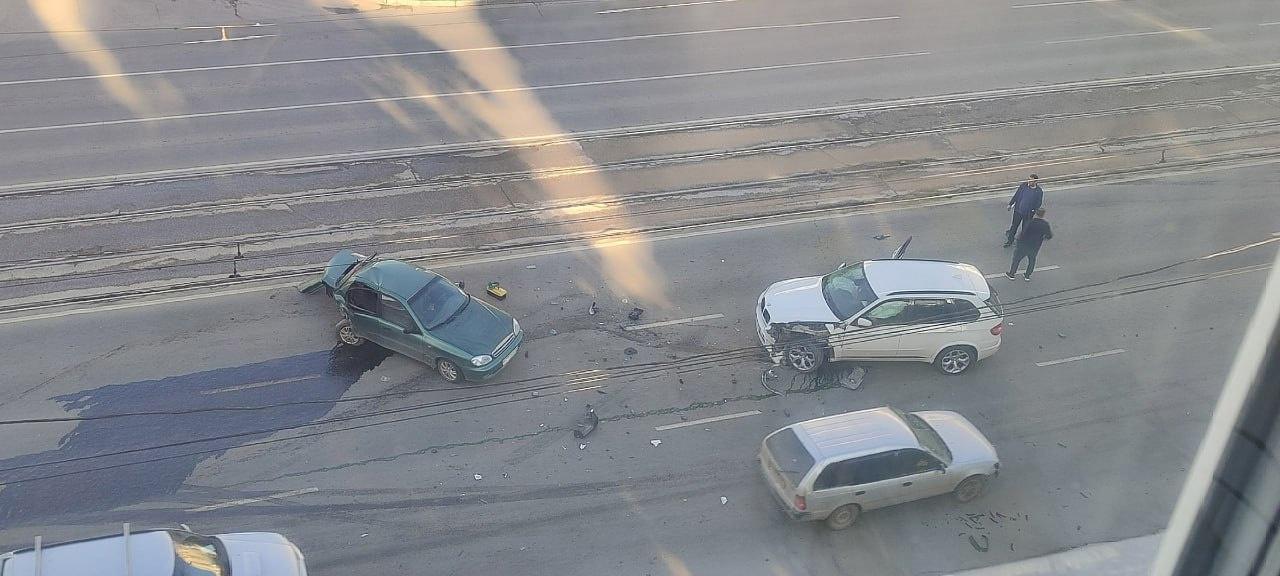 Фото Две иномарки столкнулись в Новосибирске на перекрестке Вертковской и Сибиряков-Гвардейцев 2 - Сиб.ФМ Фото Две иномарки столкнулись в Новосибирске на перекрестке Вертковской и Сибиряков-Гвардейцев 2
