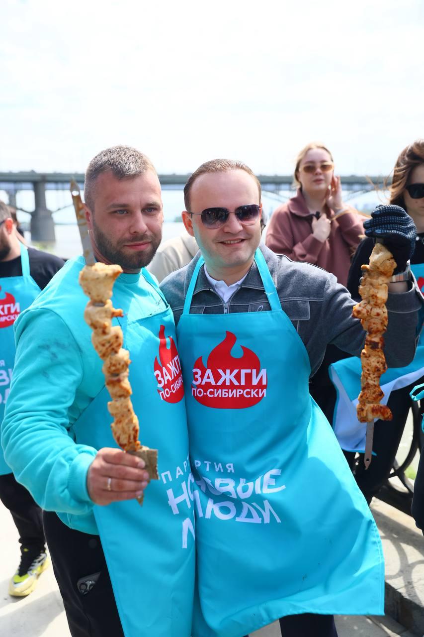 Фото Партия «Новые люди» в Новосибирске поставила рекорд России по длине шашлыка 5 - Сиб.ФМ Фото Партия «Новые люди» в Новосибирске поставила рекорд России по длине шашлыка 5