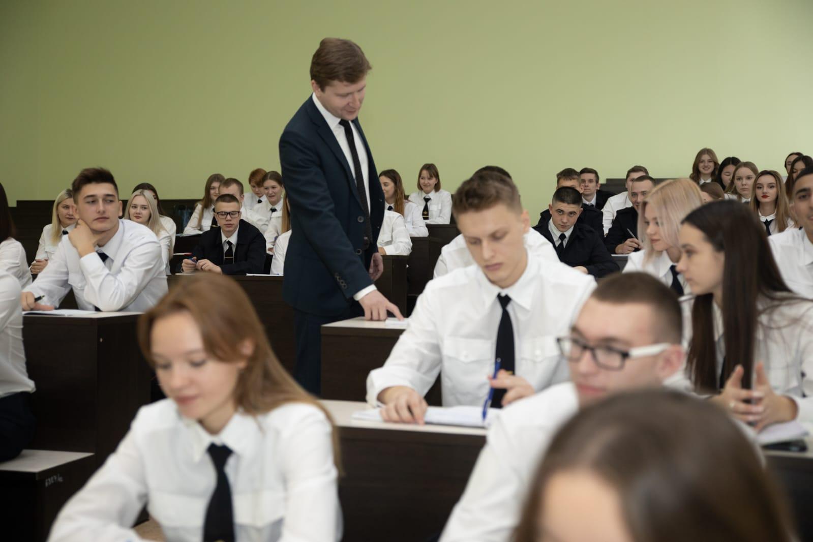 Фото Как поступить в университет на экономические и юридические направления бесплатно 2 - Сиб.ФМ Фото Как поступить в университет на экономические и юридические направления бесплатно 2