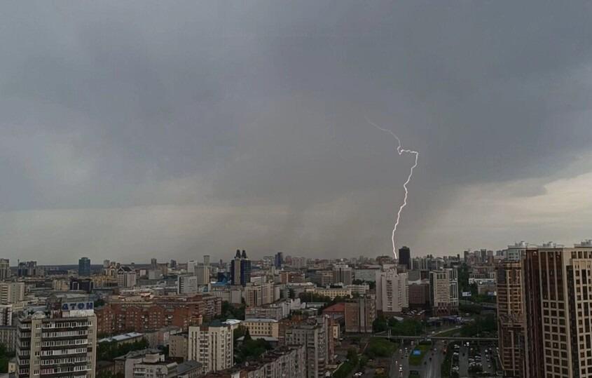 Фото В Новосибирске разразилась гроза: горожане делятся впечатляющими снимками молний 2 - Сиб.ФМ Фото В Новосибирске разразилась гроза: горожане делятся впечатляющими снимками молний 2