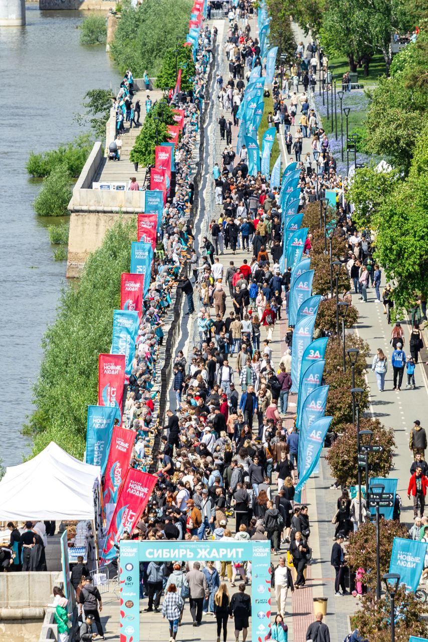 Фото Партия «Новые люди» в Новосибирске поставила рекорд России по длине шашлыка 6 - Сиб.ФМ Фото Партия «Новые люди» в Новосибирске поставила рекорд России по длине шашлыка 6