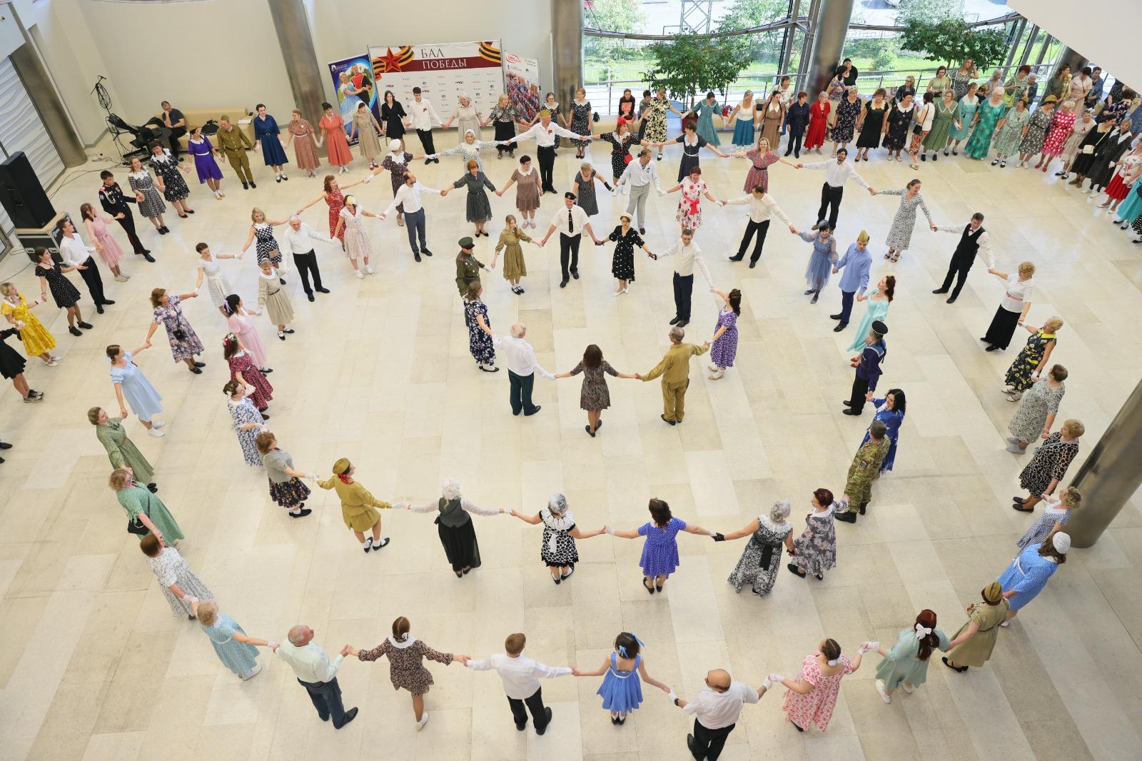 Фото Танцы надежды и памяти: новосибирцы станцевали вальс и «Рио-Риту» на «Балу Победы» 3 - Сиб.ФМ Фото Танцы надежды и памяти: новосибирцы станцевали вальс и «Рио-Риту» на «Балу Победы» 3