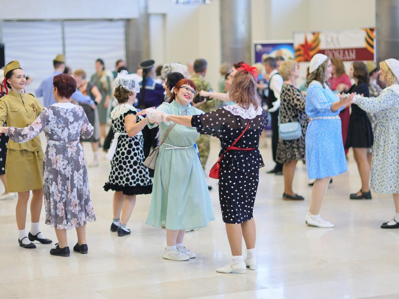 Фото Танцы надежды и памяти: новосибирцы станцевали вальс и «Рио-Риту» на «Балу Победы» 7 - Сиб.ФМ Фото Танцы надежды и памяти: новосибирцы станцевали вальс и «Рио-Риту» на «Балу Победы» 7