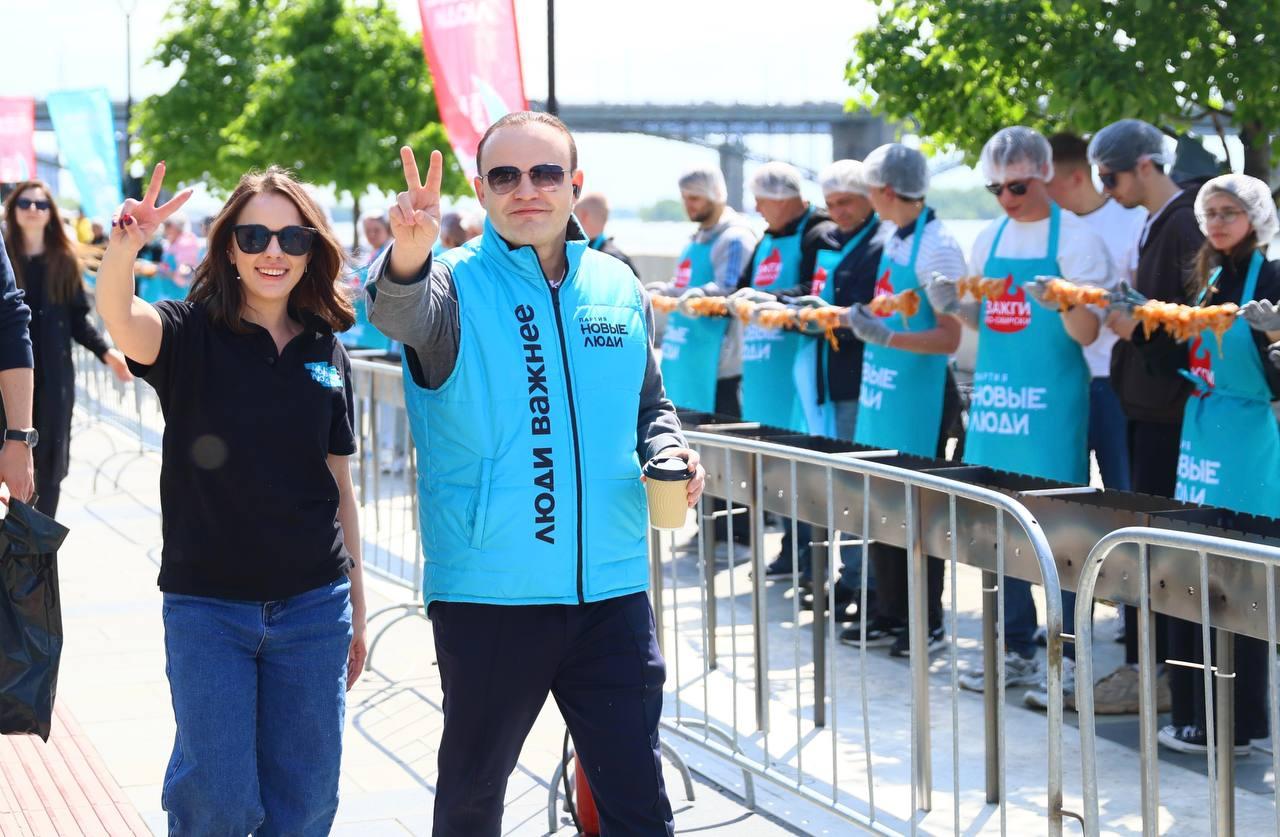 Фото Партия «Новые люди» в Новосибирске поставила рекорд России по длине шашлыка 3 - Сиб.ФМ Фото Партия «Новые люди» в Новосибирске поставила рекорд России по длине шашлыка 3