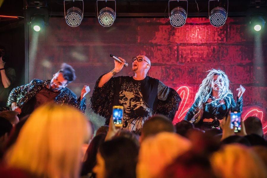 Фото Скандальному певцу из Новосибирска Шуре исполнилось 50 лет. Как парень с Родников стал кумиром 90-х 15 - Сиб.ФМ Фото Скандальному певцу из Новосибирска Шуре исполнилось 50 лет. Как парень с Родников стал кумиром 90-х 15