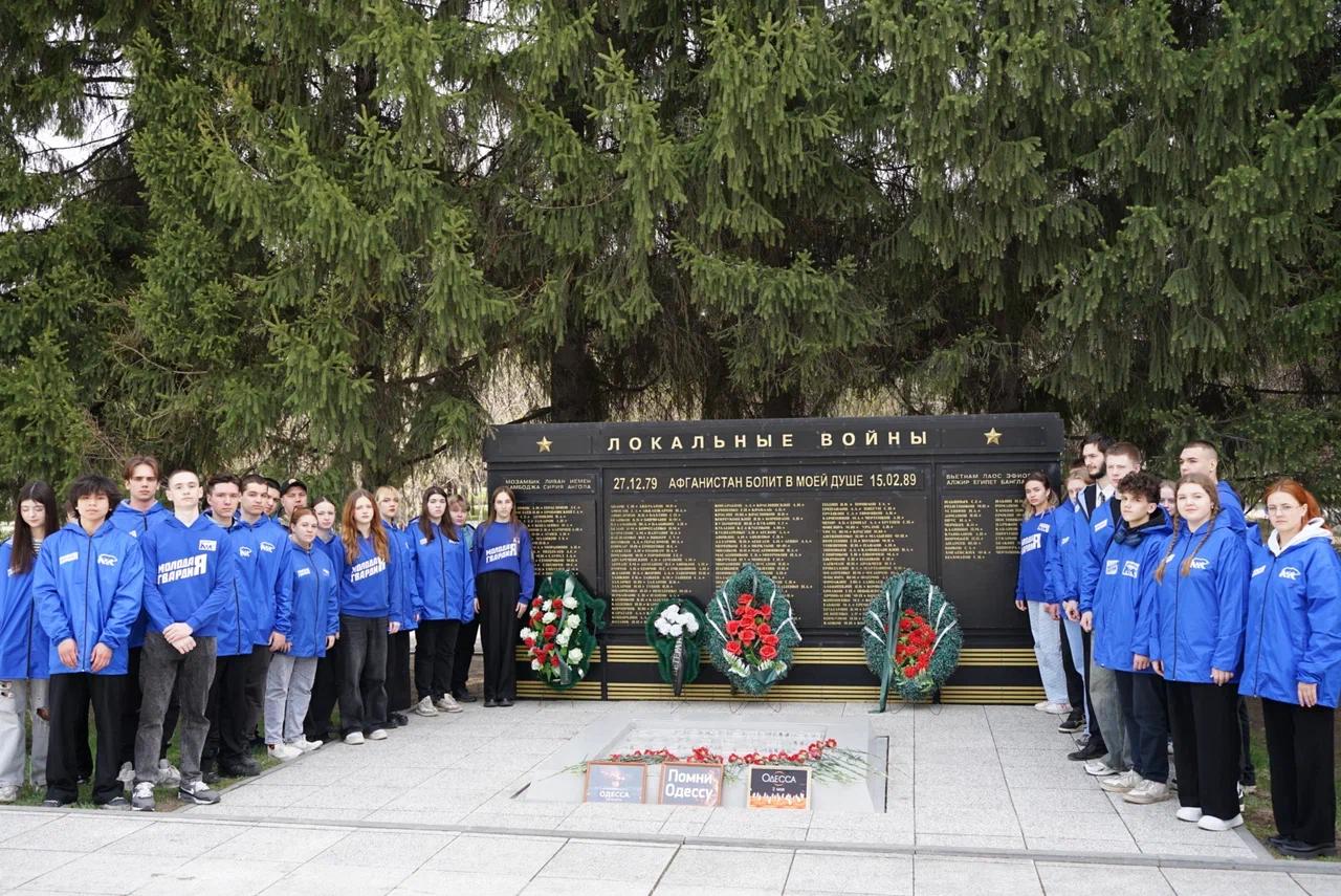 Фото Молодогвардейцы возложили цветы к памятнику жертвам локальных войн в Новосибирске 2