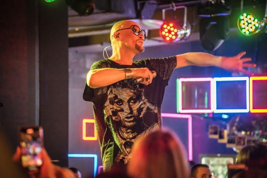 Фото Скандальному певцу из Новосибирска Шуре исполнилось 50 лет. Как парень с Родников стал кумиром 90-х 8 - Сиб.ФМ Фото Скандальному певцу из Новосибирска Шуре исполнилось 50 лет. Как парень с Родников стал кумиром 90-х 8