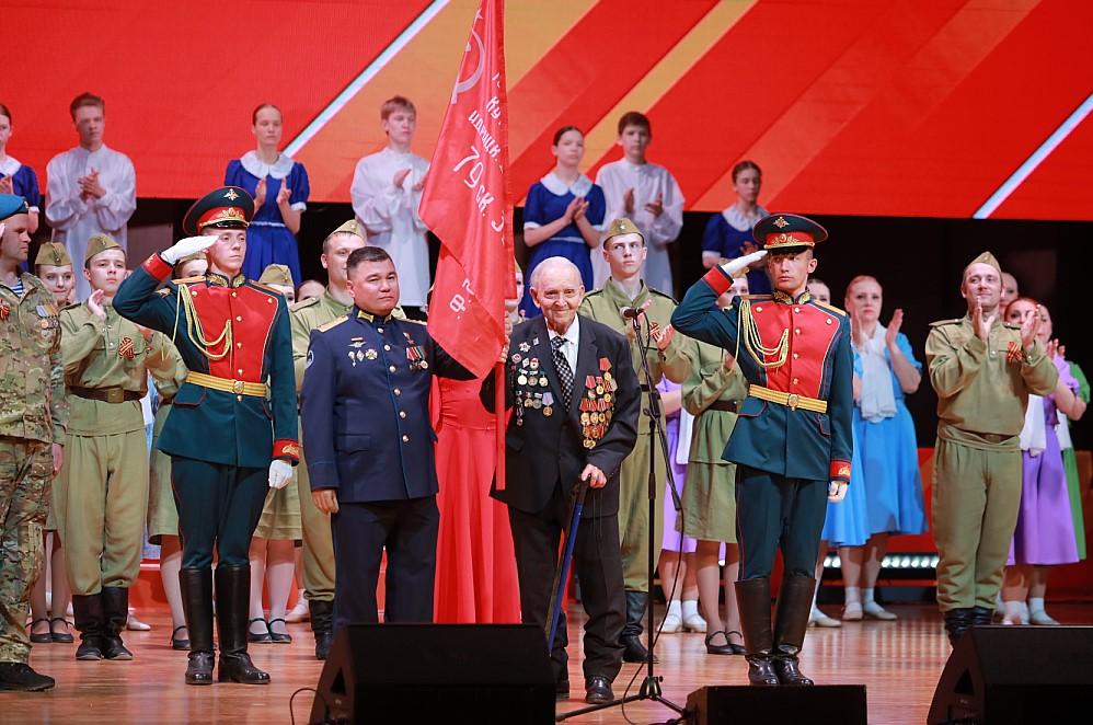 Фото В Новосибирске на десятилетии «Эстафеты патриотизма поколений» Знамя Победы передали участнику СВО 2 - Сиб.ФМ Фото В Новосибирске на десятилетии «Эстафеты патриотизма поколений» Знамя Победы передали участнику СВО 2