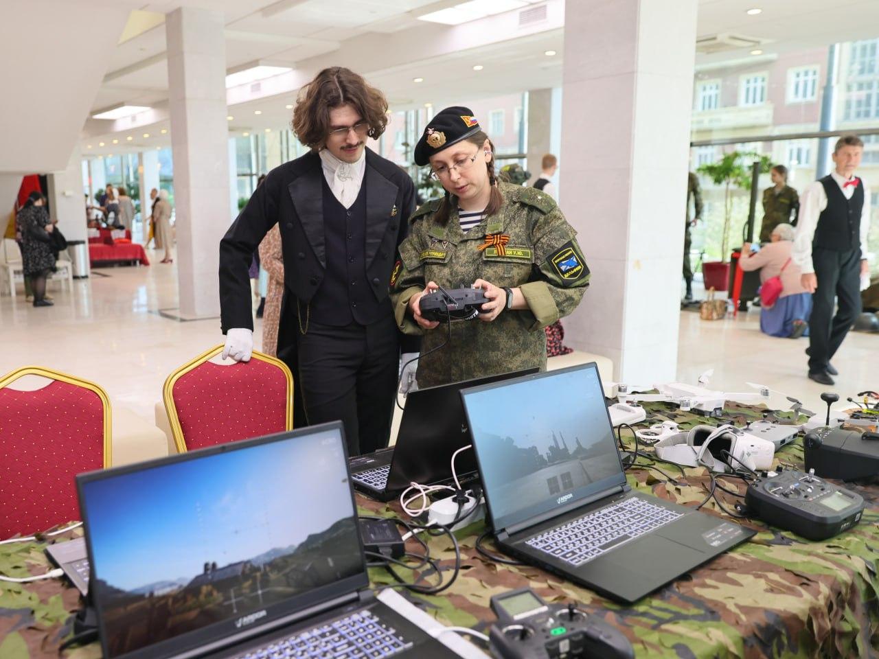 Фото Танцы надежды и памяти: новосибирцы станцевали вальс и «Рио-Риту» на «Балу Победы» 5 - Сиб.ФМ Фото Танцы надежды и памяти: новосибирцы станцевали вальс и «Рио-Риту» на «Балу Победы» 5